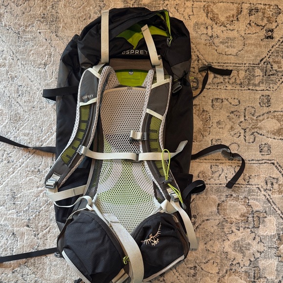 Osprey Stratos Black and Green Hiking Backpack - Picture 2 of 3